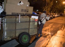 Cartonero tirando del carro