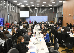 Diputados en reunión de comisión